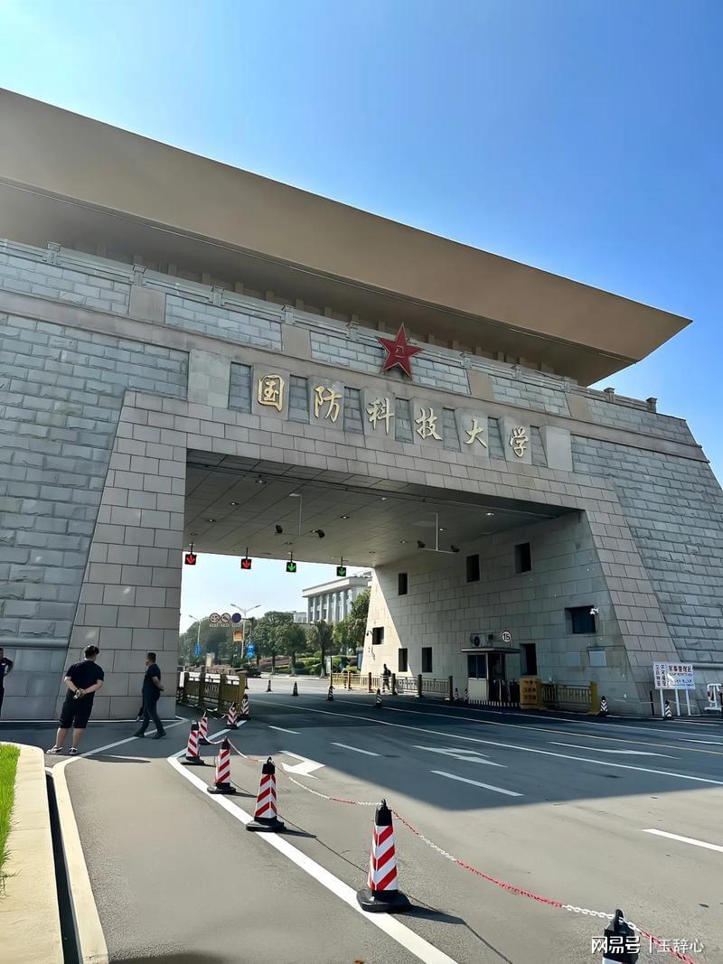 国防科技大学校门口为什么是蓝色？一个老学长眼里的冷色调秘密