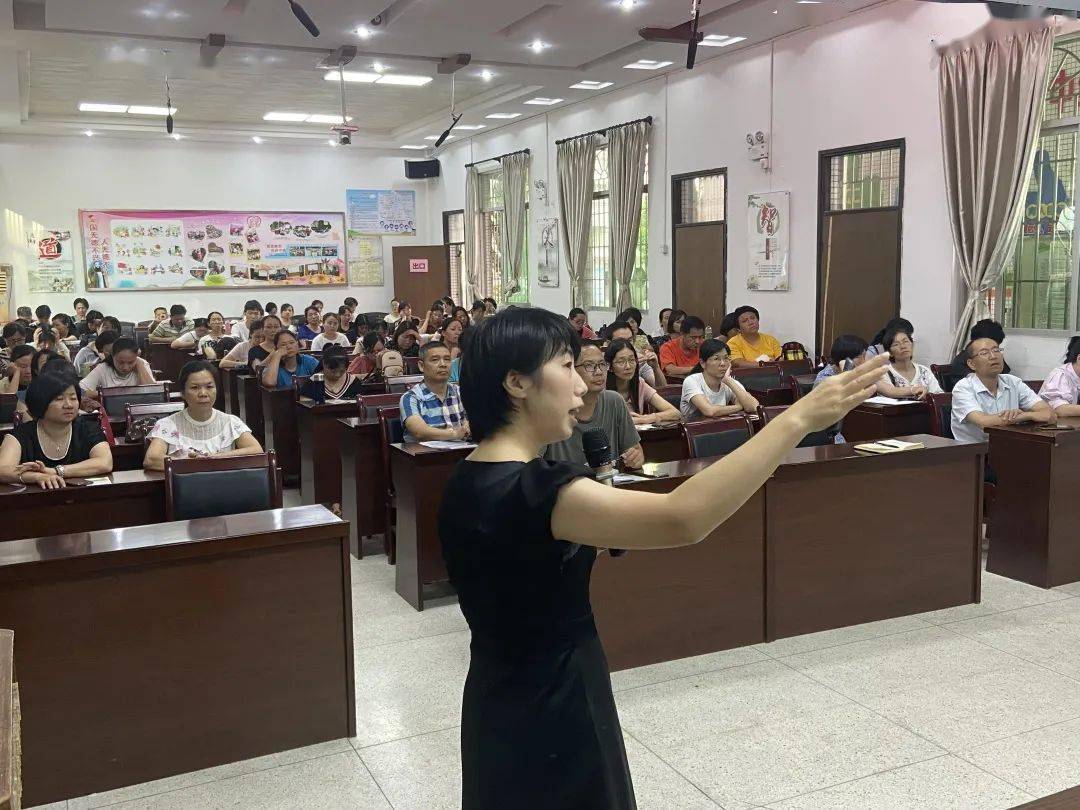 小学心理健康讲座，不是光讲道理，是帮孩子心里长出一棵树