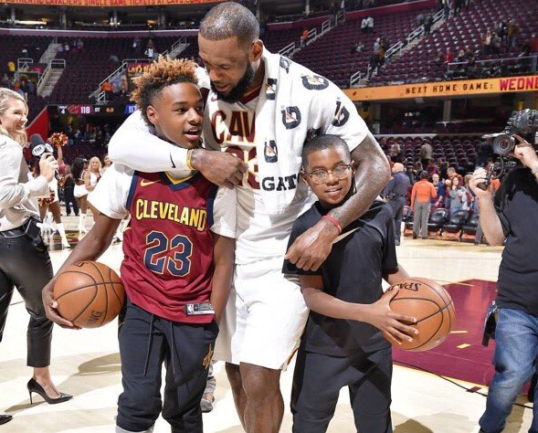 从球鞋到希望，NBA慈善如何改变了无数人的人生？