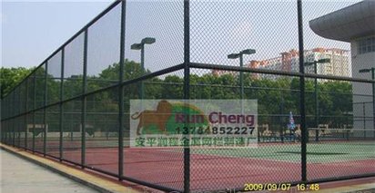 学校体育场围栏，不是圈养，而是守护